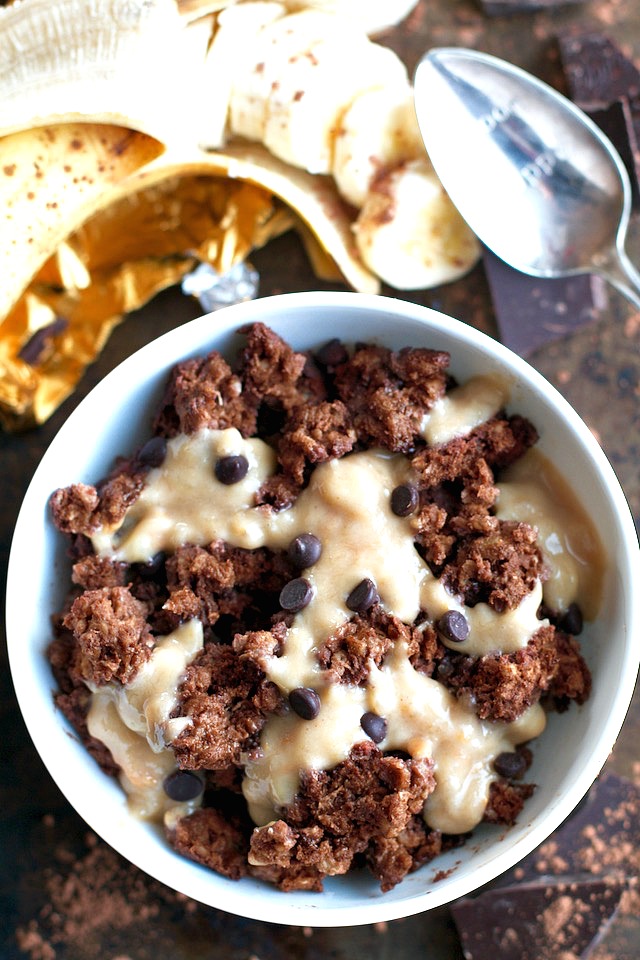 This healthy Chocolate Chunky Monkey Breakfast bake combines the light and fluffy texture of a muffin with the hearty staying power of baked oats! PERFECT for anyone who loves eating dessert for breakfast! | runningwithspoons.com #vegan #breakfast #healthy #recipe