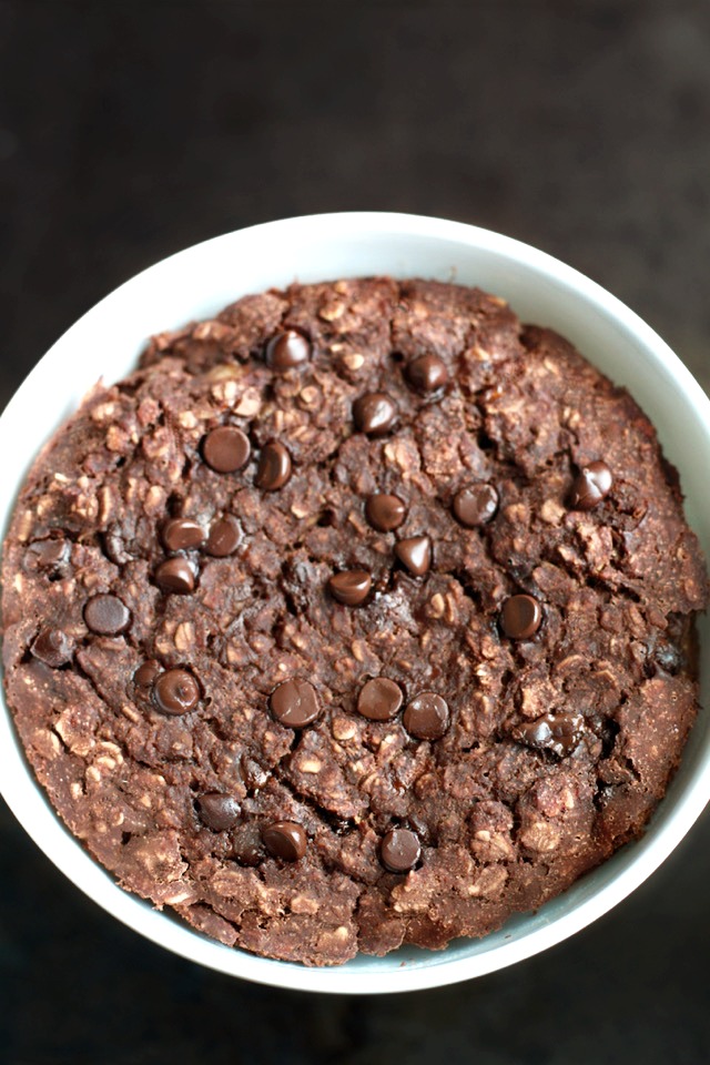 This healthy Chocolate Chunky Monkey Breakfast bake combines the light and fluffy texture of a muffin with the hearty staying power of baked oats! PERFECT for anyone who loves eating dessert for breakfast! | runningwithspoons.com #vegan #breakfast #healthy #recipe