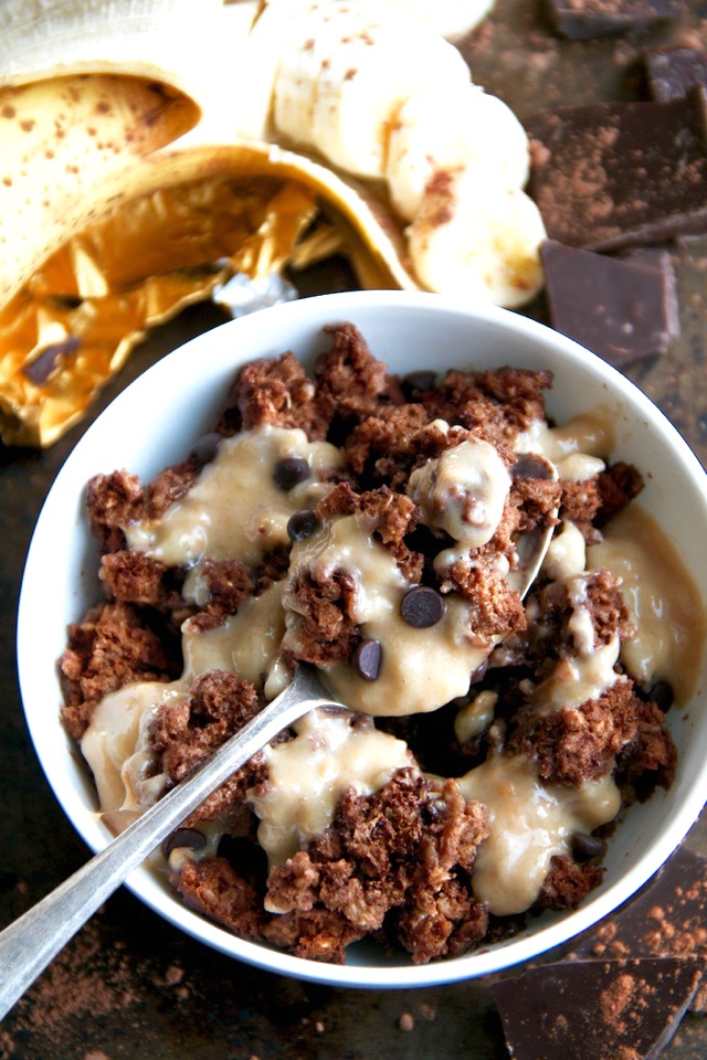 This healthy Chocolate Chunky Monkey Breakfast bake combines the light and fluffy texture of a muffin with the hearty staying power of baked oats! PERFECT for anyone who loves eating dessert for breakfast! | runningwithspoons.com #vegan #breakfast #healthy #recipe