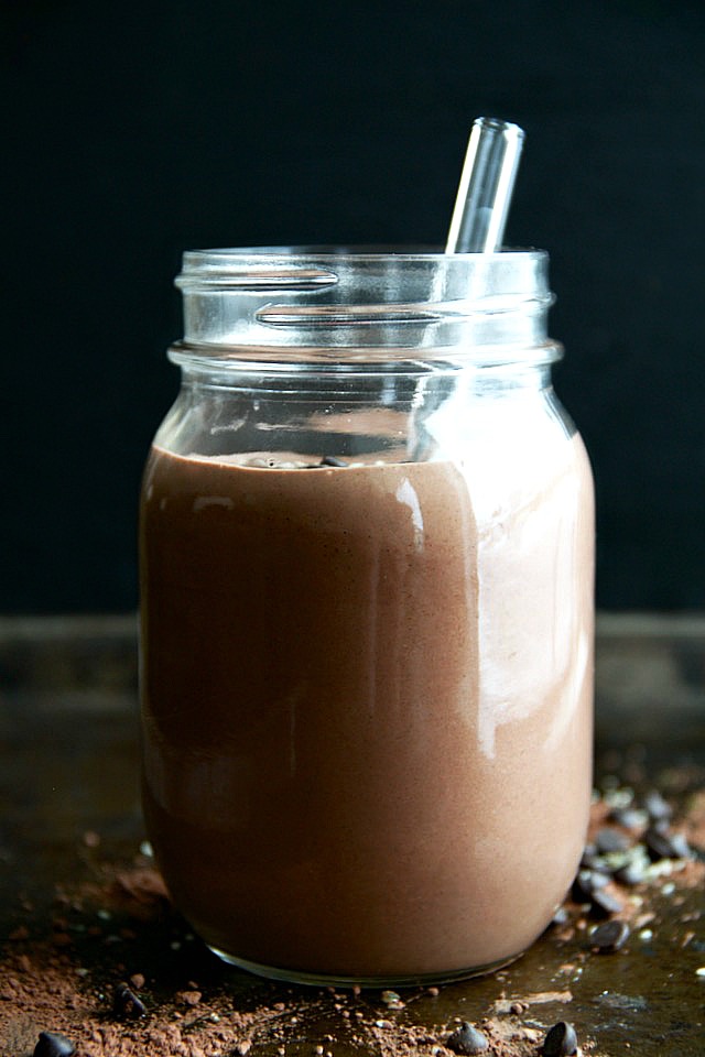 This healthy Chocolate Hemp Overnight Oatmeal Smoothie tastes just like melted chocolate ice cream and packs an impressive 15 g of plant-based protein while meeting the minimum RDA for omega-3s! | runningwithspoons.com #vegan #glutenfree #recipe