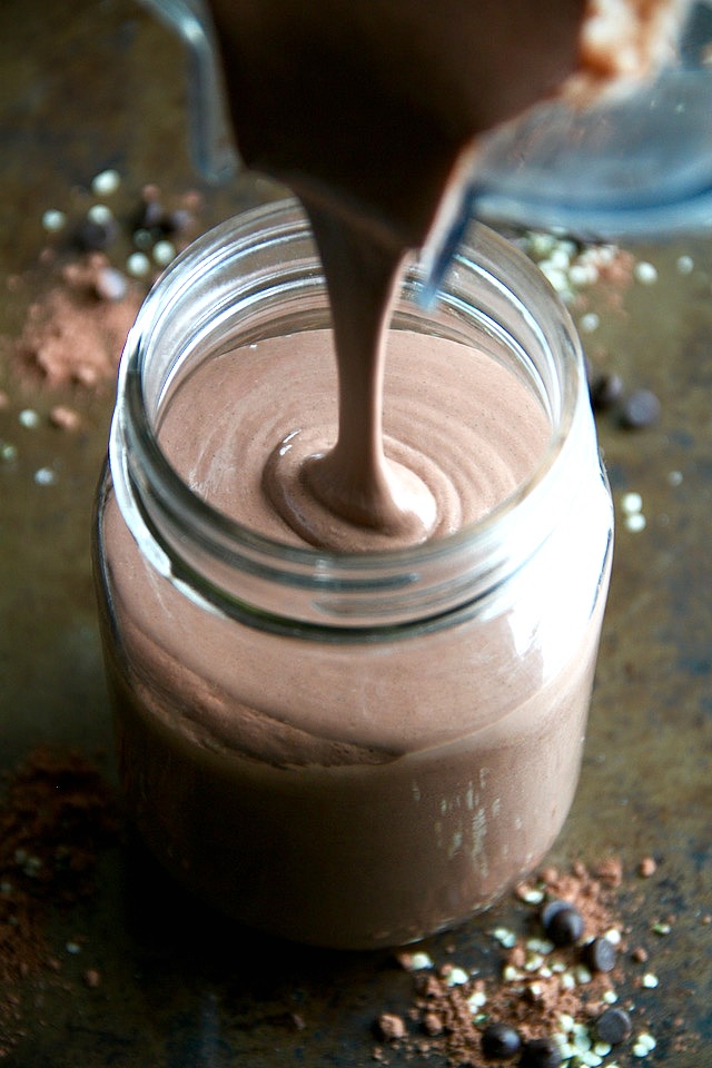 This healthy Chocolate Hemp Overnight Oatmeal Smoothie tastes just like melted chocolate ice cream and packs an impressive 15 g of plant-based protein while meeting the minimum RDA for omega-3s! | runningwithspoons.com #vegan #glutenfree #recipe