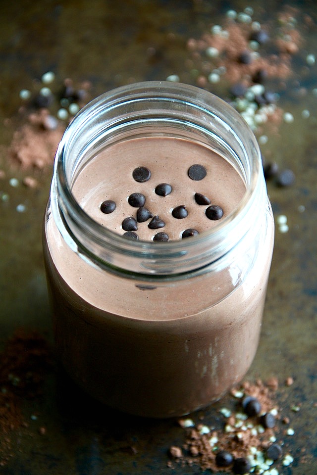 This healthy Chocolate Hemp Overnight Oatmeal Smoothie tastes just like melted chocolate ice cream and packs an impressive 15 g of plant-based protein while meeting the minimum RDA for omega-3s! | runningwithspoons.com #vegan #glutenfree #recipe
