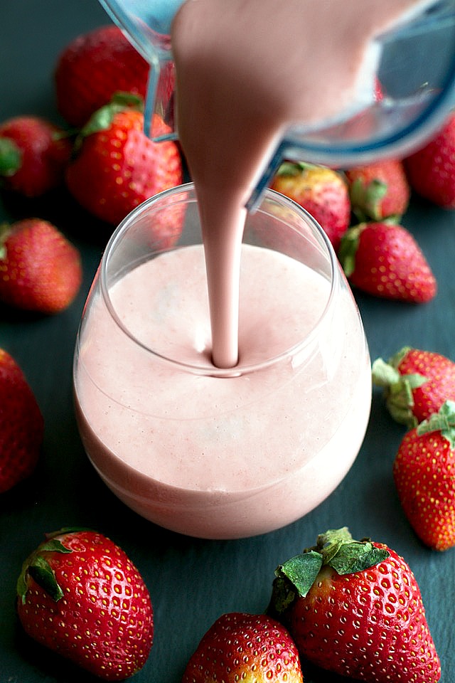 Strawberry Shortcake Overnight Oatmeal Smoothie | running with spoons