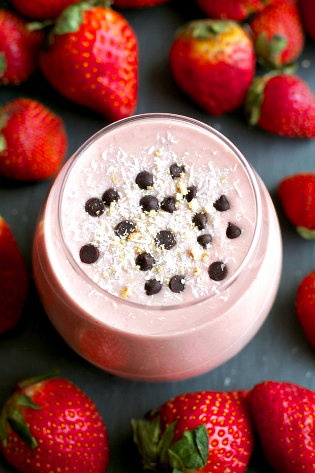 You've never had oatmeal like this before! This thick and creamy Strawberry Shortcake Overnight Oatmeal Smoothie combines that stick-to-your-ribs feeling of a bowl of oats with the silky smooth texture of a smoothie! | runningwithspoons.com #vegan #glutenfree #SilkUnsweetened #ad