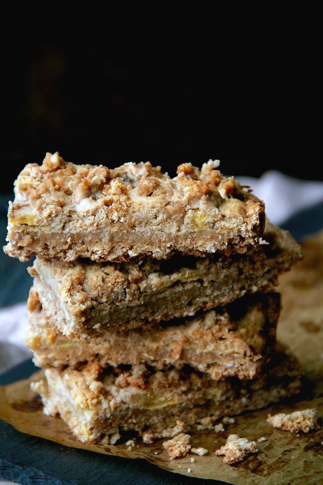 These soft-baked Greek Yogurt Banana Oatmeal Bars are gluten-free, refined-sugar-free, and made without any flour, butter or oil! A deliciously healthy breakfast or snack bar! | runningwithspoons.com #recipe #glutenfree #flourless