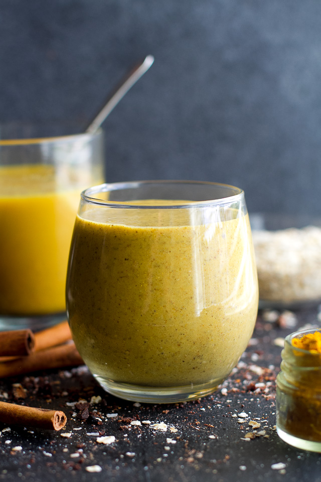 Golden Milk Overnight Oatmeal Smoothie - take advantage of the awesome anti-inflammatory and digestion boosting powers of turmeric with this delicious breakfast smoothie! | runningwithspoons.com #vegan #glutenfree #recipe #healthy