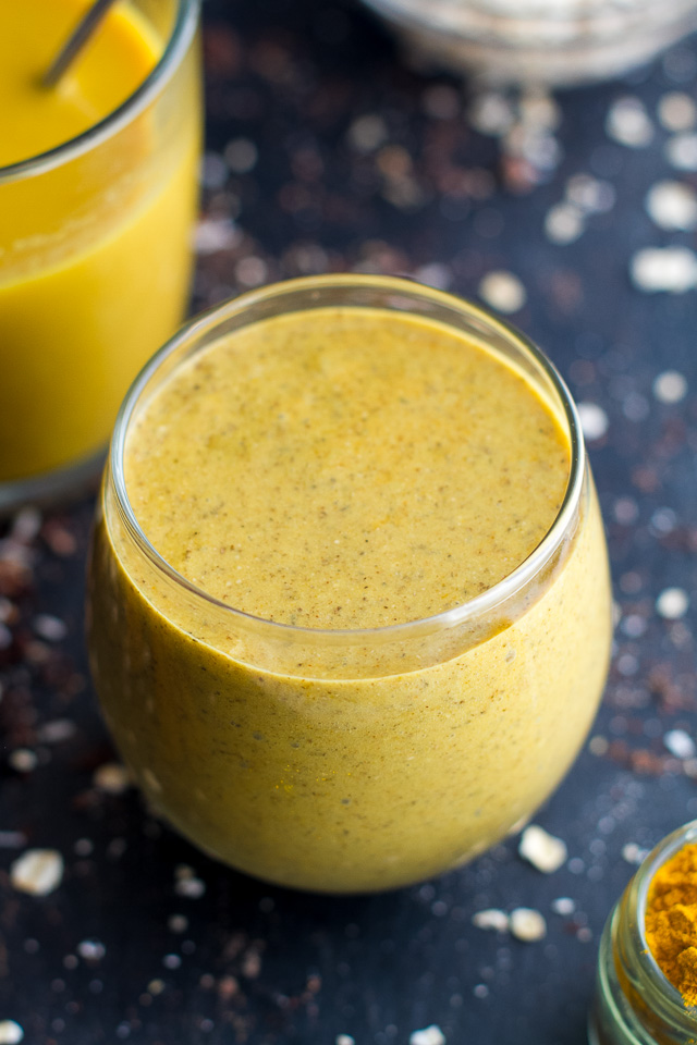 Golden Milk Overnight Oatmeal Smoothie - take advantage of the awesome anti-inflammatory and digestion boosting powers of turmeric with this delicious breakfast smoothie! | runningwithspoons.com #vegan #glutenfree #recipe #healthy