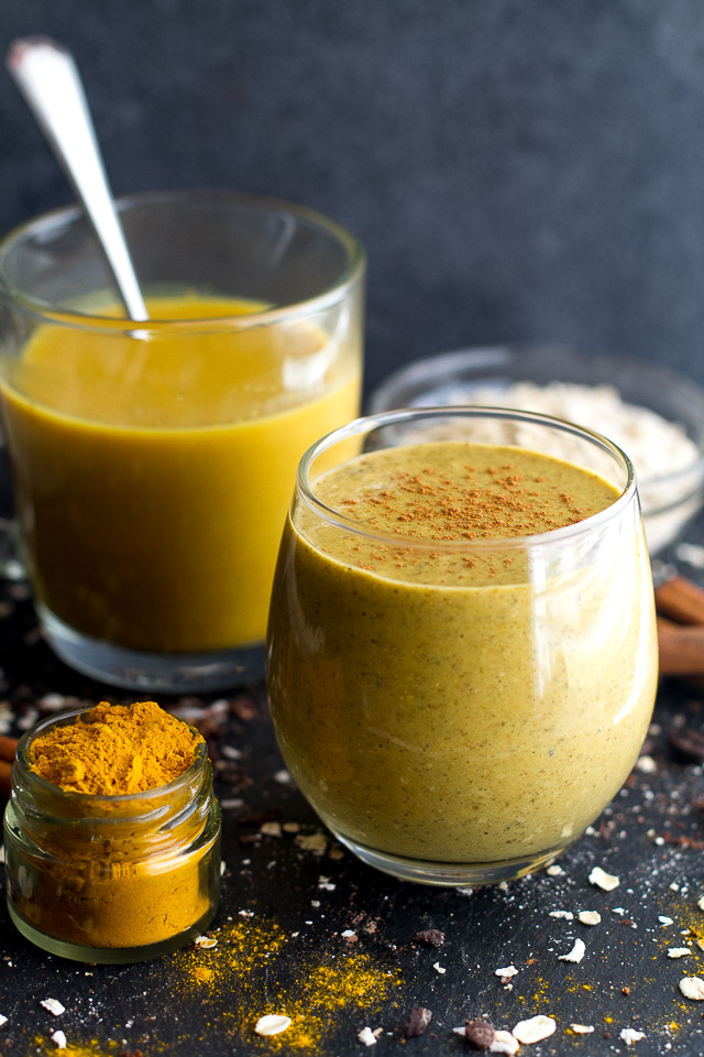 Golden Milk Overnight Oatmeal Smoothie - take advantage of the awesome anti-inflammatory and digestion boosting powers of turmeric with this delicious breakfast smoothie! | runningwithspoons.com #vegan #glutenfree #recipe #healthy