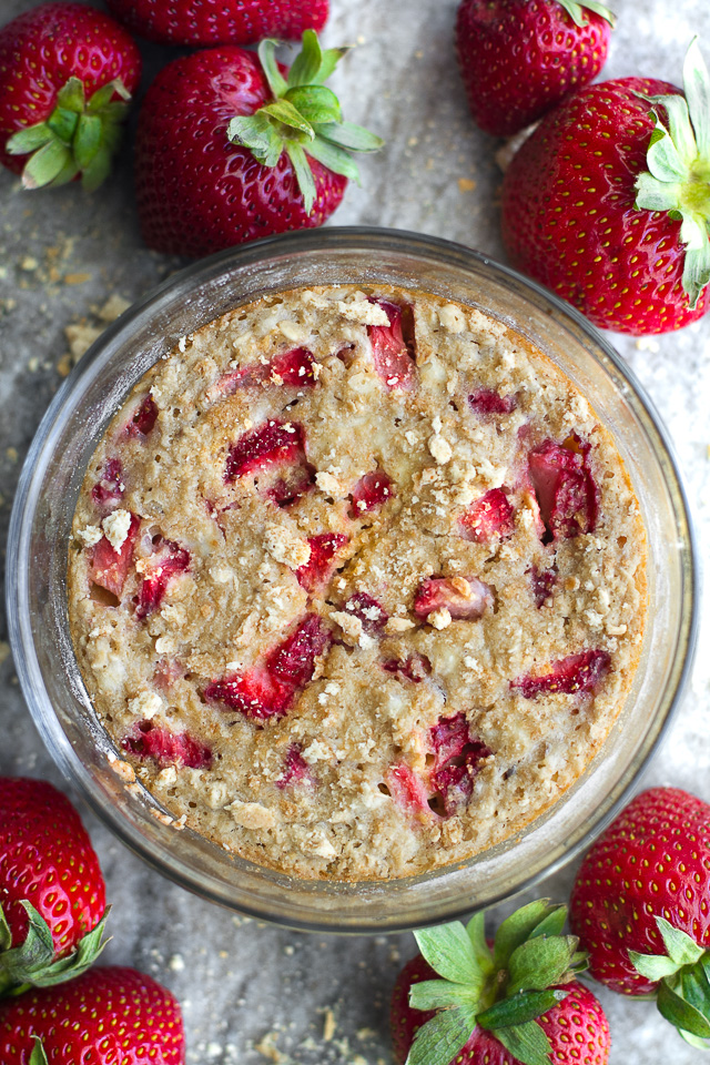 Strawberry Cheesecake Breakfast Bake - loaded with the delicious sweet and tangy flavour of a cheesecake, while boasting the awesome nutritional value of a baked oats. It's like having dessert for breakfast! | runningwithspoons.com #recipe #glutenfree #vegan