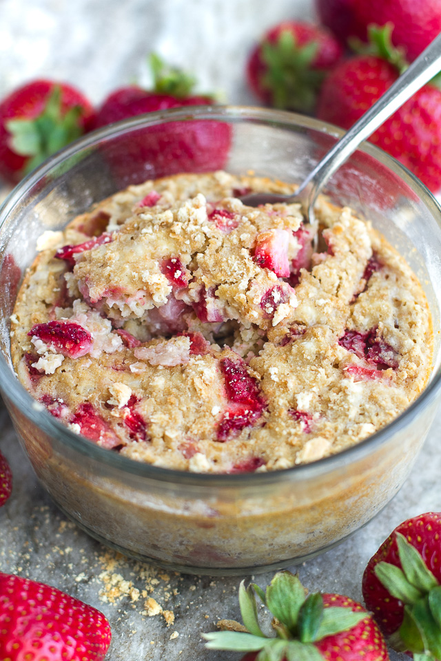 Strawberry Cheesecake Breakfast Bake - loaded with the delicious sweet and tangy flavour of a cheesecake, while boasting the awesome nutritional value of a baked oats. It's like having dessert for breakfast! | runningwithspoons.com #recipe #glutenfree #vegan