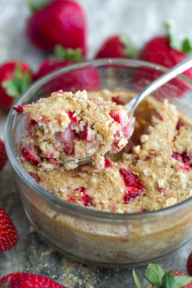 Strawberry Cheesecake Breakfast Bake - loaded with the delicious sweet and tangy flavour of a cheesecake, while boasting the awesome nutritional value of a baked oats. It's like having dessert for breakfast! | runningwithspoons.com #recipe #glutenfree #vegan