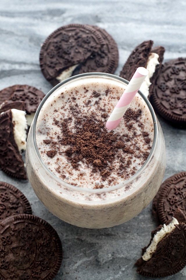 Dairy-Free Cookies & Cream Milkshake - so ridiculously rich and creamy that you'd never it was vegan. The perfect summer treat with a little boost of nutrition and a chocolate option too! | runningwithspoons.com