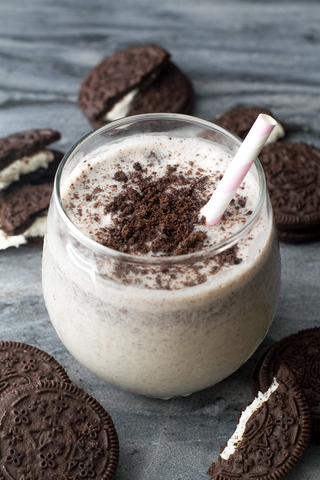Dairy-Free Cookies & Cream Milkshake - so ridiculously rich and creamy that you'd never it was vegan. The perfect summer treat with a little boost of nutrition and a chocolate option too! | runningwithspoons.com