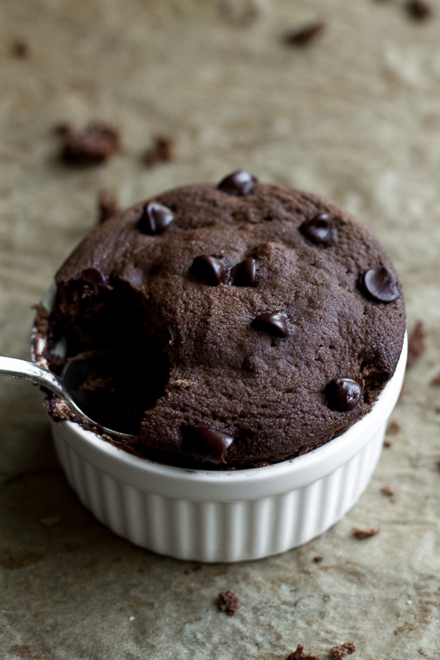 Fudgy Double Chocolate Mug Cake - satisfy those chocolate cravings in a healthy way with this paleo mug cake! Ready in 5 minutes, it makes for a delicious grain-free treat that everyone will love| runningwithspoons.com