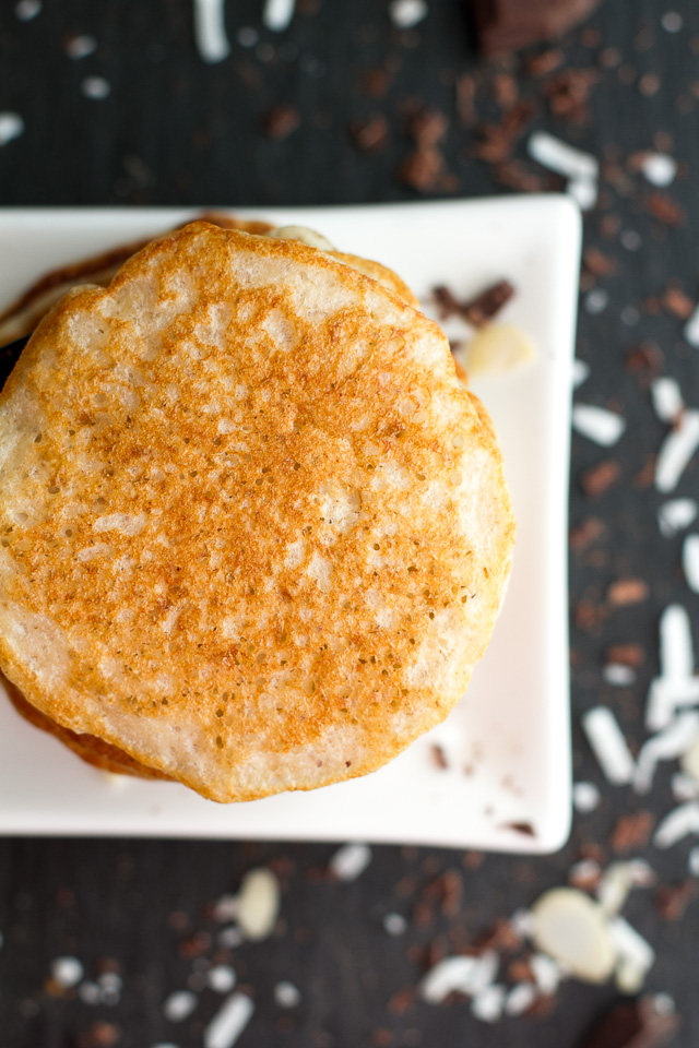 These healthy Almond Joy Greek Yogurt Pancakes are sure to keep you satisfied all morning with over 20g of whole food protein! | runningwithspoons.com