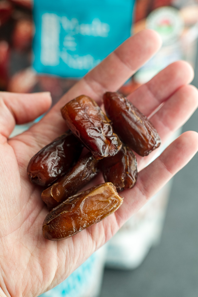 deglet-noor-dates