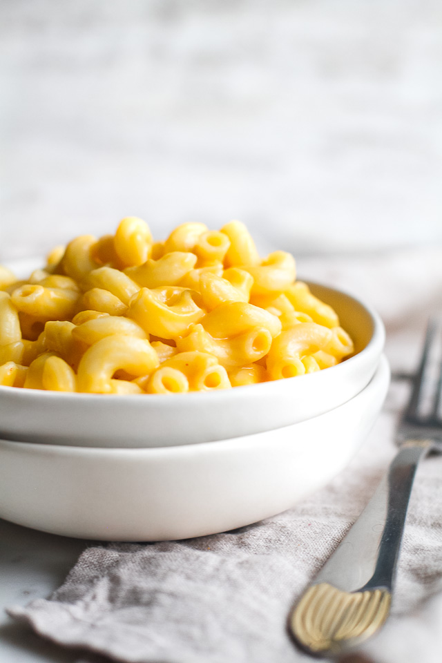 A vegan mac & cheese that's smooth, creamy, nut-free, and made with simple healthy ingredients! The versatile cheesy sauce tastes and feels so authentic that it's guaranteed to be loved by vegans and non-vegans alike. Suitable for those following dairy-free, nut-free, gluten-free, vegan, and paleo diets. | runningwithspoons.com