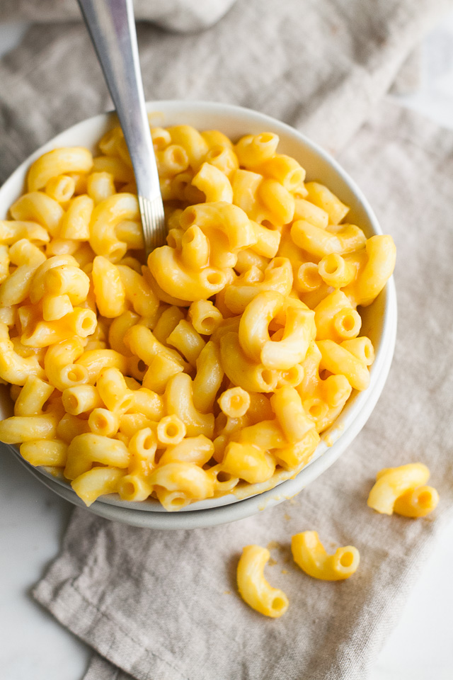 A vegan mac & cheese that's smooth, creamy, nut-free, and made with simple healthy ingredients! The versatile cheesy sauce tastes and feels so authentic that it's guaranteed to be loved by vegans and non-vegans alike. Suitable for those following dairy-free, nut-free, gluten-free, vegan, and paleo diets. | runningwithspoons.com