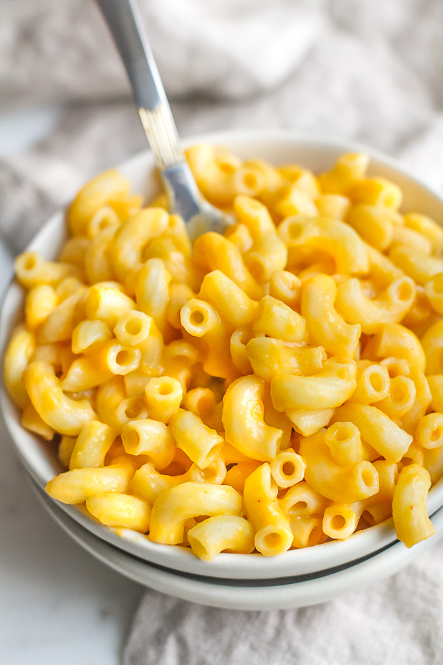 A vegan mac & cheese that's smooth, creamy, nut-free, and made with simple healthy ingredients! The versatile cheesy sauce tastes and feels so authentic that it's guaranteed to be loved by vegans and non-vegans alike. Suitable for those following dairy-free, nut-free, gluten-free, vegan, and paleo diets. | runningwithspoons.com