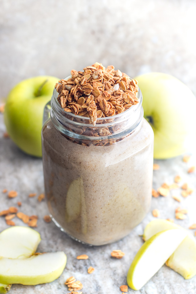 Enjoy the taste of apple pie for breakfast with this healthy apple pie oatmeal smoothie! Warmed up on the stove after blending, it makes a delicious and comforting breakfast or snack {vegan, gluten-free, refined-sugar-free} | runningwithspoons.com