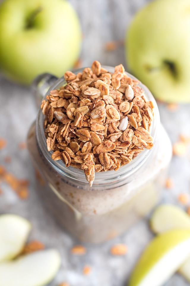 Enjoy the taste of apple pie for breakfast with this healthy apple pie oatmeal smoothie! Warmed up on the stove after blending, it makes a delicious and comforting breakfast or snack {vegan, gluten-free, refined-sugar-free} | runningwithspoons.com