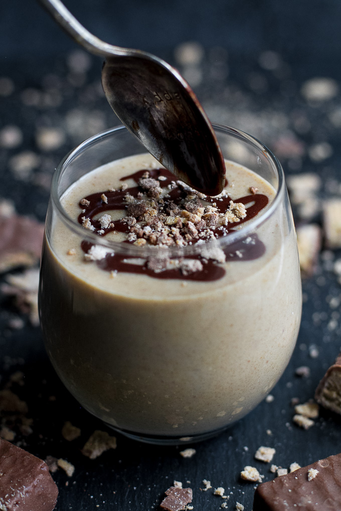 This Coffee Crisp Smoothie that tastes so much like the candy bar, you'd never believe it was made with 4 simple and healthy ingredients! Enjoy this vegan and refined-sugar-free subtly coffee-flavoured smoothie as a delicious breakfast or snack. | runningwithspoons.com