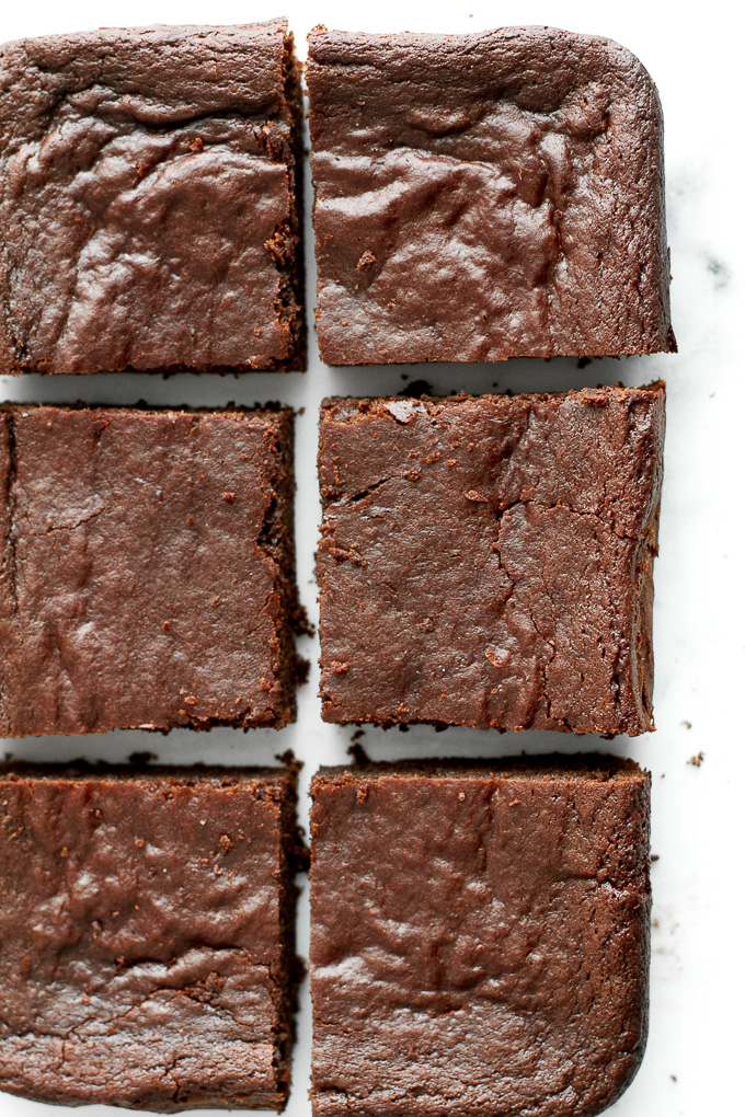 Flourless Pumpkin Brownies made in the blender with only 7 ingredients! They're grain-free, oil-free, dairy-free, and refined-sugar-free, so they make a deliciously healthy snack for when the chocolate cravings hit | runningwithspoons.com