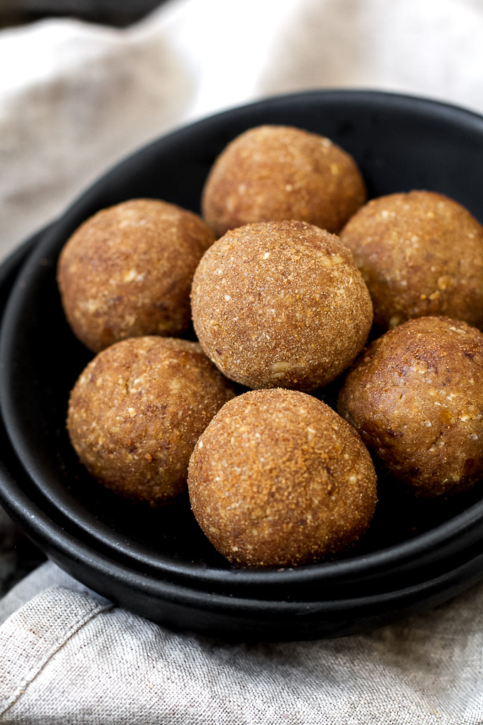 No Bake Pumpkin Snickerdoodle Bites made with healthy ingredients and packed with cinnamon sugar flavour! They're nut-free, gluten-free, and vegan, making them a great snack for a variety of different lifestyles. | runningwithspoons.com