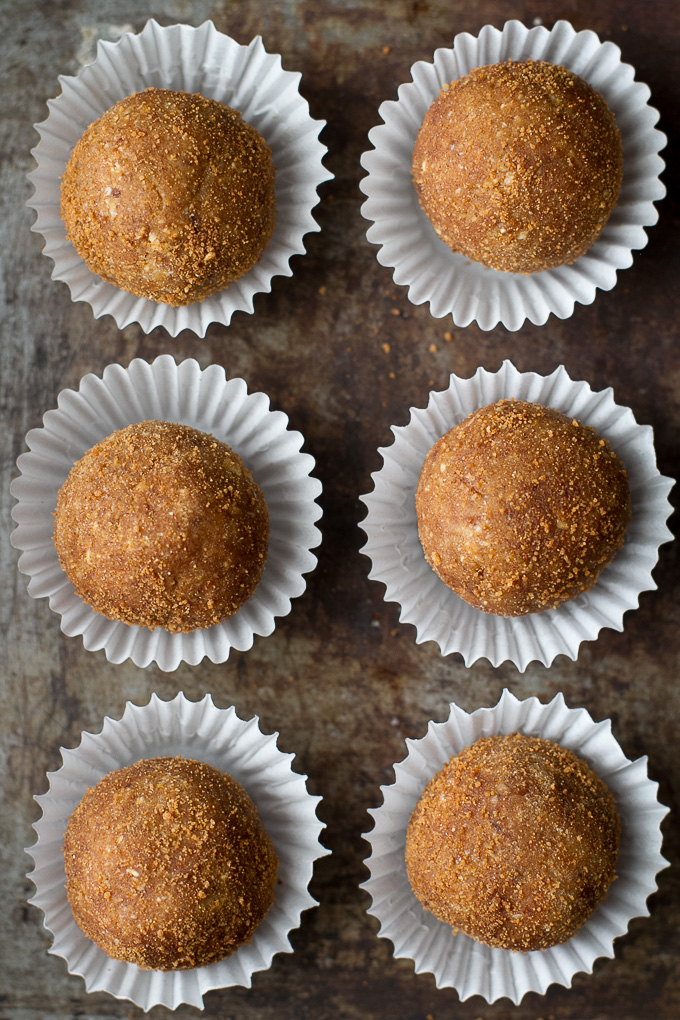 No Bake Pumpkin Snickerdoodle Bites made with healthy ingredients and packed with cinnamon sugar flavour! They're nut-free, gluten-free, and vegan, making them a great snack for a variety of different lifestyles. | runningwithspoons.com