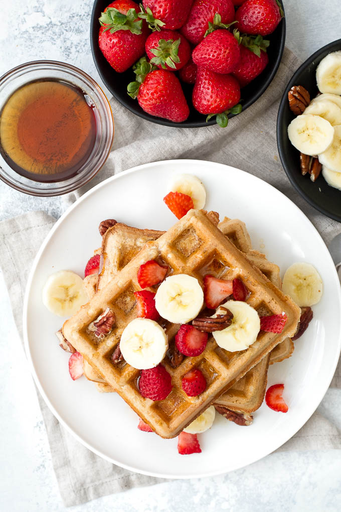 Flourless oatmeal waffles that are crispy on the outside, fluffy on the inside, and crazy easy to make! | runningwithspoons.com