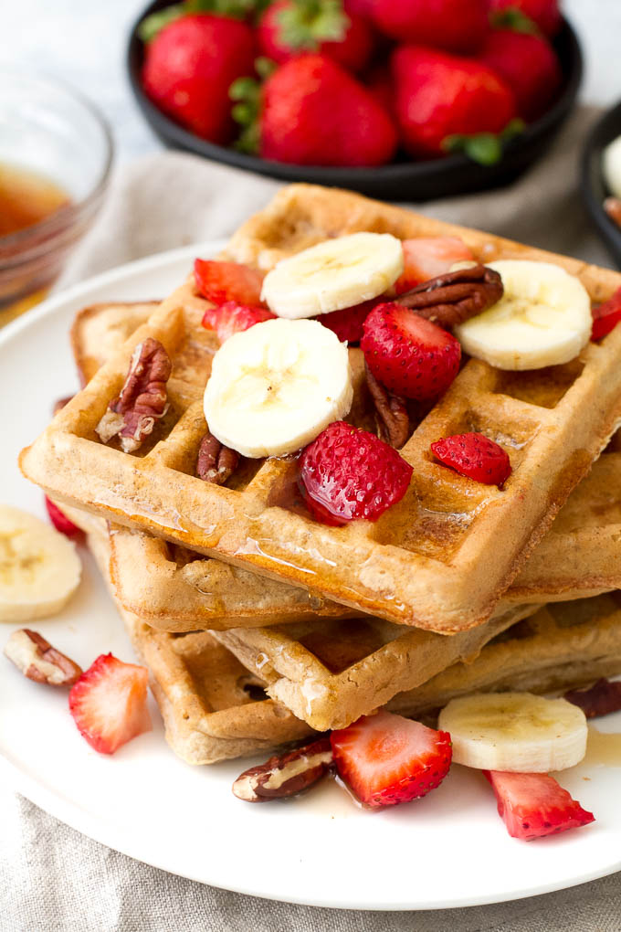 Flourless oatmeal waffles that are crispy on the outside, fluffy on the inside, and crazy easy to make! | runningwithspoons.com