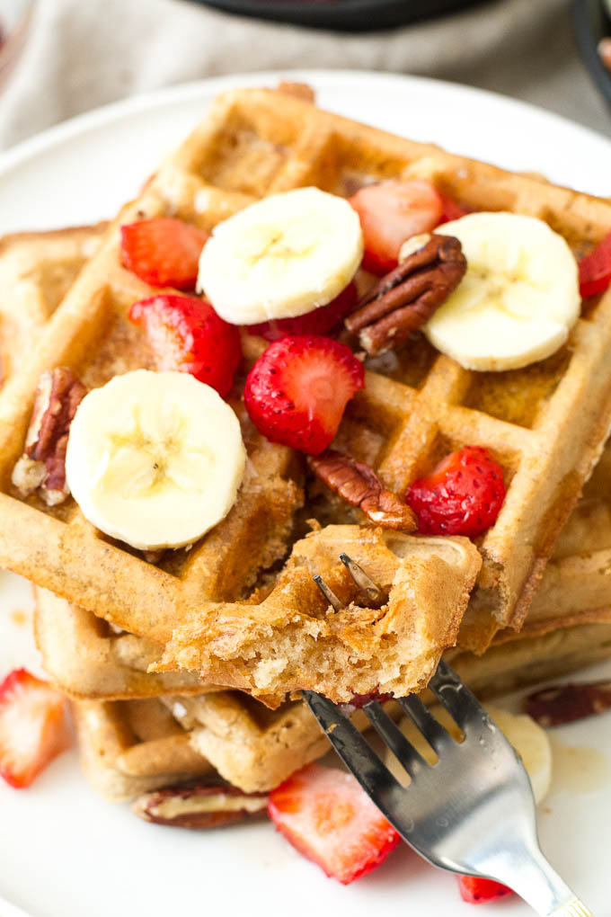 Flourless oatmeal waffles that are crispy on the outside, fluffy on the inside, and crazy easy to make! | runningwithspoons.com