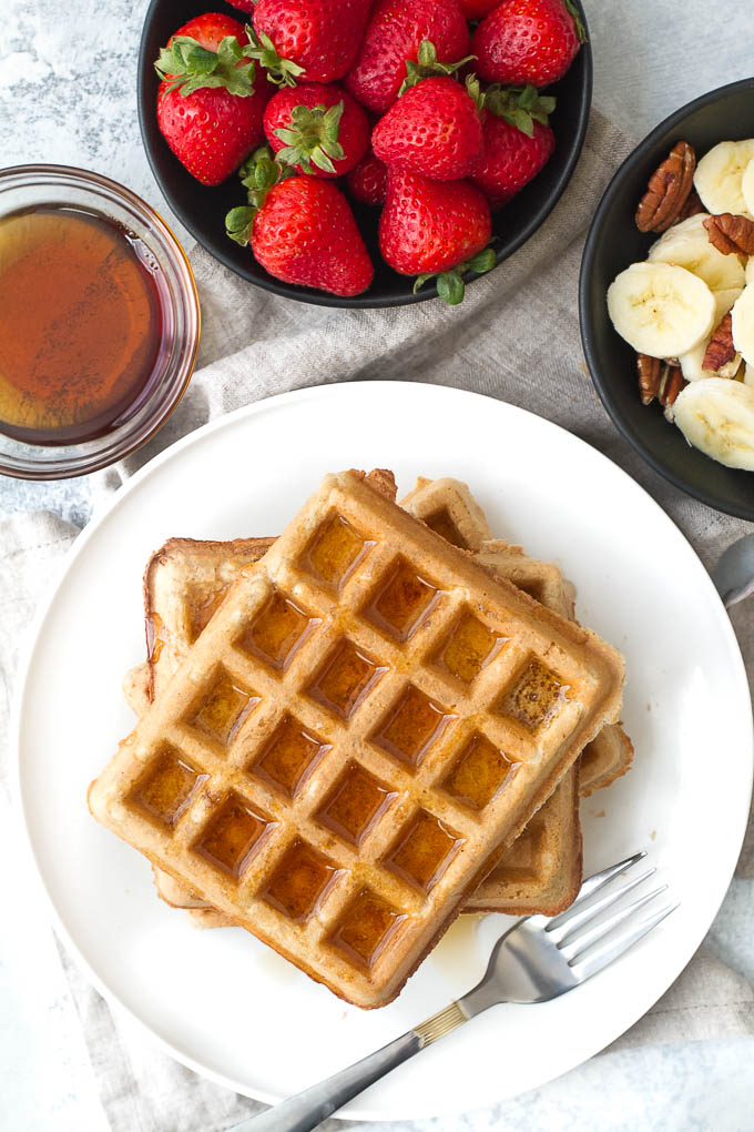 Flourless oatmeal waffles that are crispy on the outside, fluffy on the inside, and crazy easy to make! | runningwithspoons.com