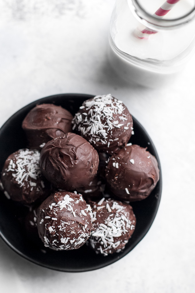 Healthy No Bake Brownie Batter Truffles that taste and feel just like a batch of soft-baked brownies but are made with NO flour, oil, eggs, or refined sugar! | runningwithspoons.com