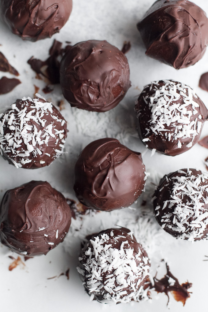 Healthy No Bake Brownie Batter Truffles that taste and feel just like a batch of soft-baked brownies but are made with NO flour, oil, eggs, or refined sugar! | runningwithspoons.com