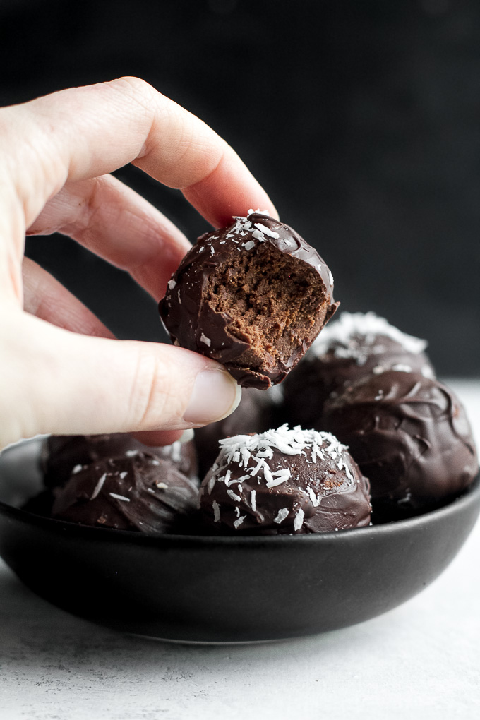Healthy No Bake Brownie Batter Truffles that taste and feel just like a batch of soft-baked brownies but are made with NO flour, oil, eggs, or refined sugar! | runningwithspoons.com