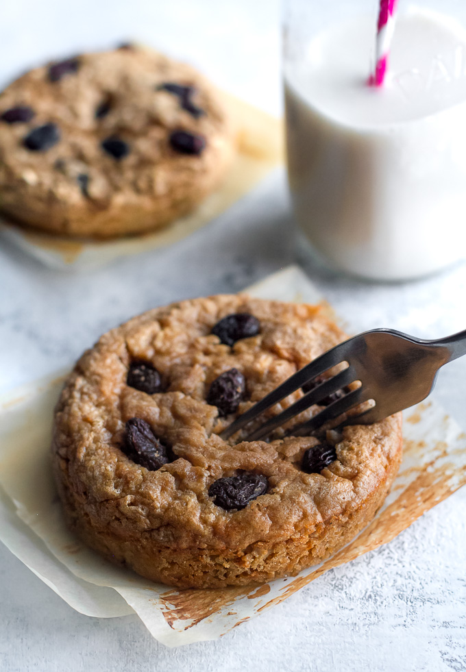 Ooey, gooey, and comforting! These Deep Dish Oatmeal Raisin Breakfast Cookies are a healthy way to enjoy dessert for breakfast and packed with complex carbs, protein, and fibre. Gluten-free & vegan. | runningwithspoons.com