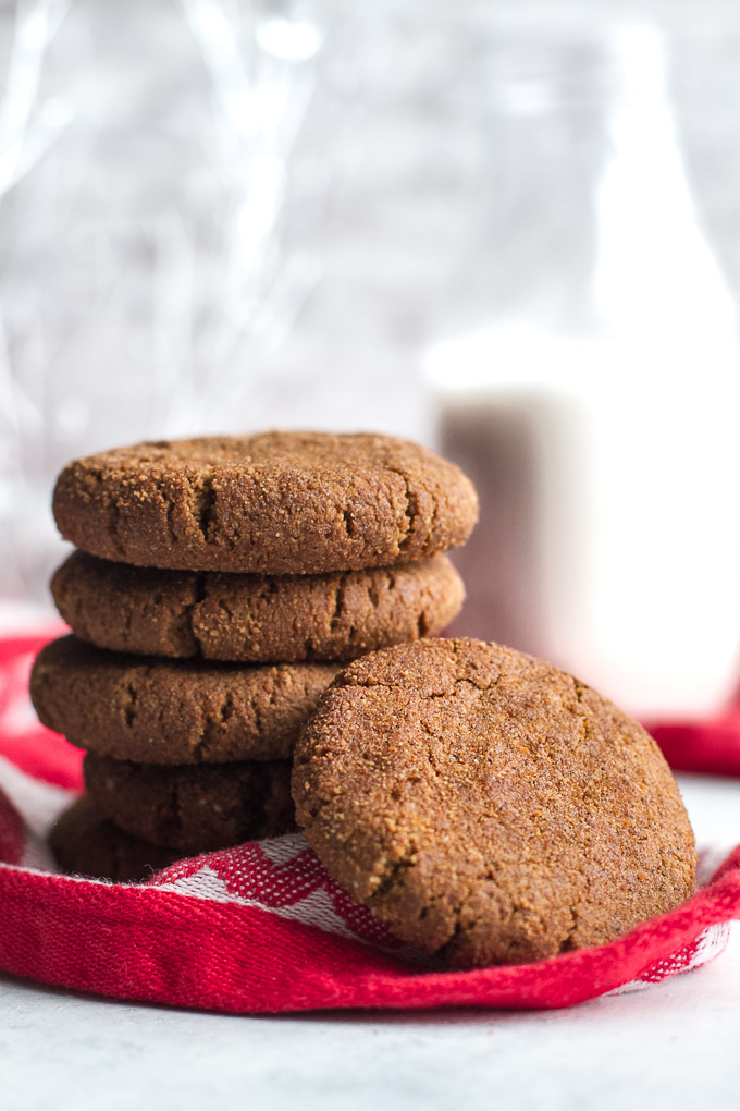 Flourless gingerbread cookies that are soft, chewy, and super easy to make with only ONE BOWL and a handful of healthy ingredients {paleo, gluten-free, refined-sugar-free} | runningwithspoons.com