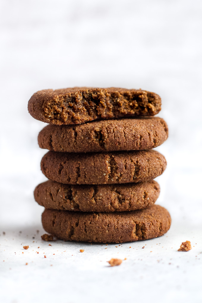 Flourless gingerbread cookies that are soft, chewy, and super easy to make with only ONE BOWL and a handful of healthy ingredients {paleo, gluten-free, refined-sugar-free} | runningwithspoons.com