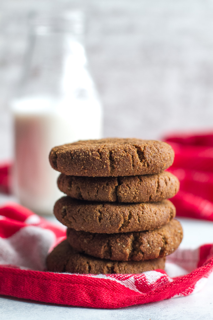 Flourless gingerbread cookies that are soft, chewy, and super easy to make with only ONE BOWL and a handful of healthy ingredients {paleo, gluten-free, refined-sugar-free} | runningwithspoons.com