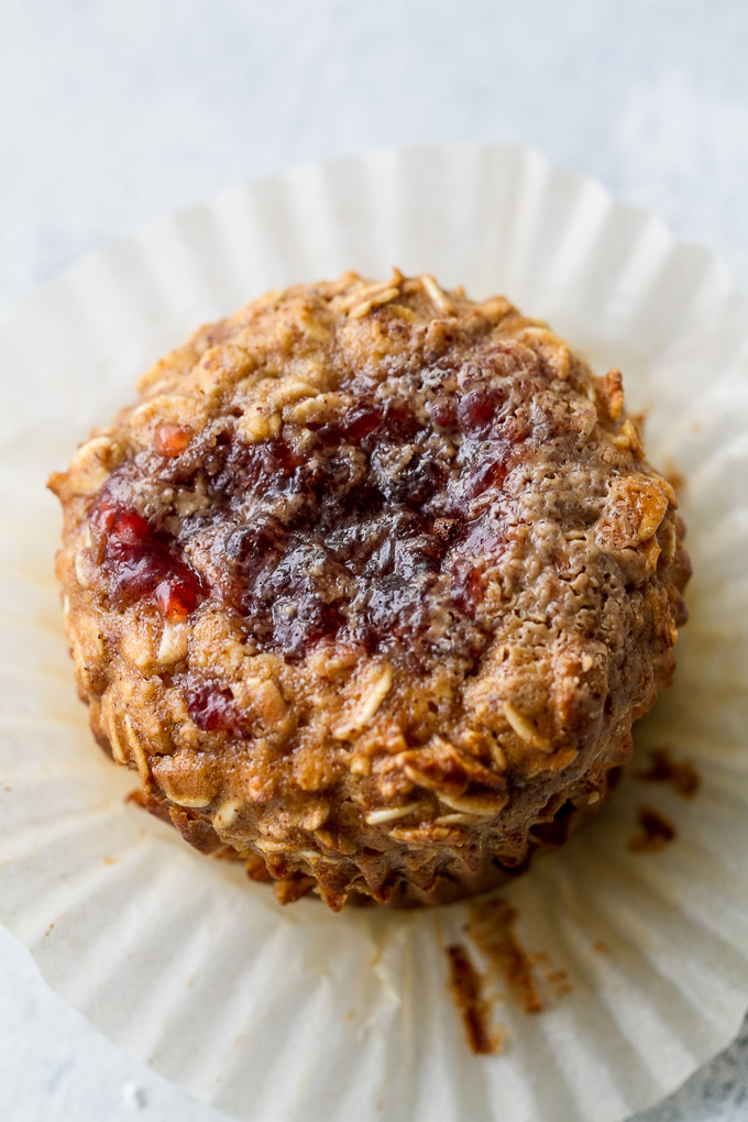 These Almond Butter and Jelly Baked Oatmeal Cups are gluten-free, refined sugar-free, super easy to make, and pack almost 6g of protein! A perfect breakfast or snack. | runningwithspoons.com