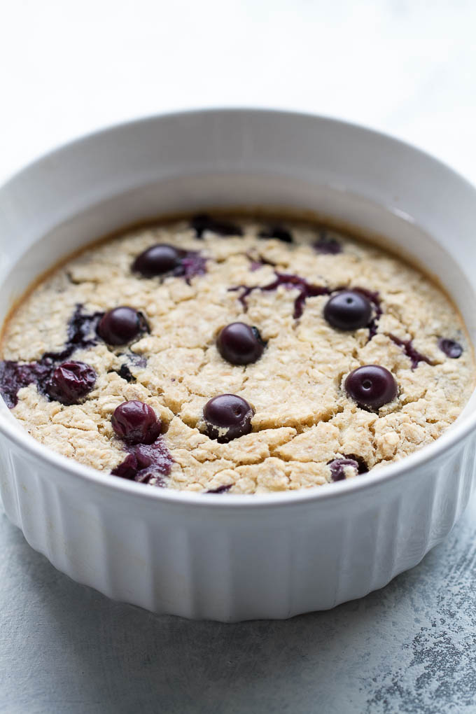 Blueberry Banana Breakfast Bake - like a muffin in a bowl, but made without any butter, oil, or refined sugar! Gluten-free and vegan so everyone can enjoy | runningwfithspoons.com