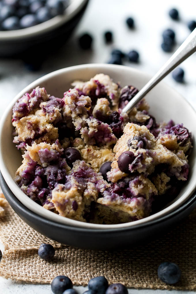 Blueberry Banana Breakfast Bake - like a muffin in a bowl, but made without any butter, oil, or refined sugar! Gluten-free and vegan so everyone can enjoy | runningwfithspoons.com