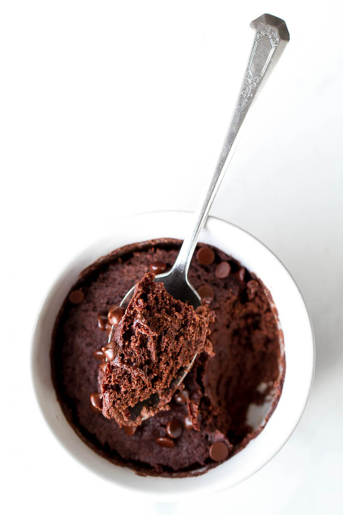 This healthy two minute mug brownie is so fudgy, moist, and chocolatey that you’d never be able to tell it’s made with NO flour, butter, or oil. Satisfy those chocolate cravings with a vegan, gluten-free, and paleo treat that’s super quick and easy to make | runningwithspoons.com