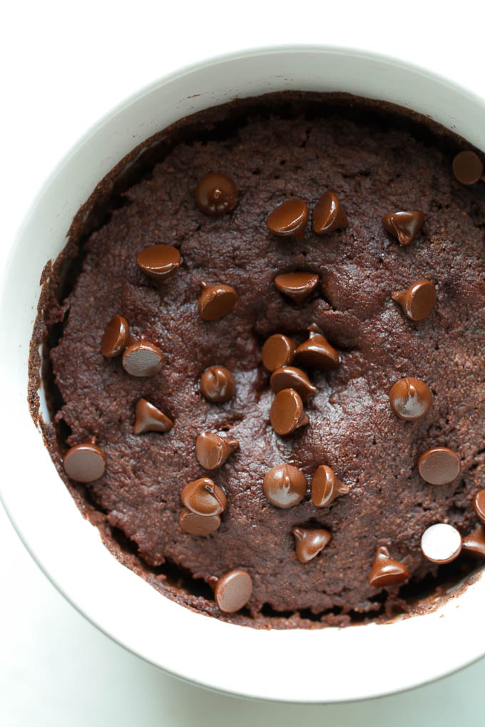 This healthy two minute mug brownie is so fudgy, moist, and chocolatey that you’d never be able to tell it’s made with NO flour, butter, or oil. Satisfy those chocolate cravings with a vegan, gluten-free, and paleo treat that’s super quick and easy to make | runningwithspoons.com