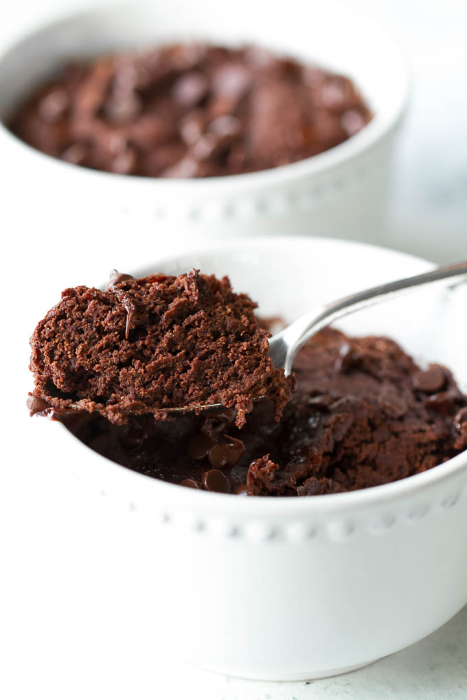 This healthy two minute mug brownie is so fudgy, moist, and chocolatey that you’d never be able to tell it’s made with NO flour, butter, or oil. Satisfy those chocolate cravings with a vegan, gluten-free, and paleo treat that’s super quick and easy to make | runningwithspoons.com