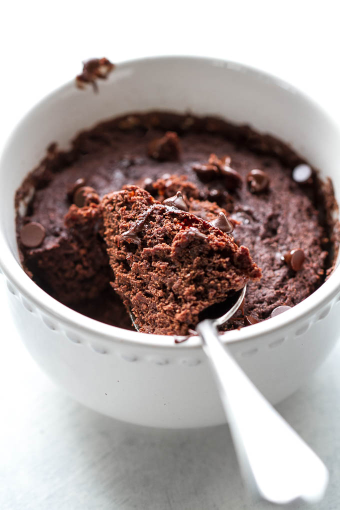 This healthy two minute mug brownie is so fudgy, moist, and chocolatey that you’d never be able to tell it’s made with NO flour, butter, or oil. Satisfy those chocolate cravings with a vegan, gluten-free, and paleo treat that’s super quick and easy to make | runningwithspoons.com