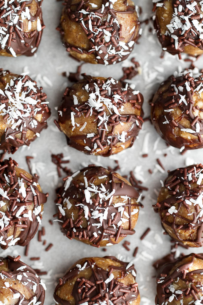 No Bake Almond Crisp Snack Bites that are super easy to make and loaded with healthy ingredients!! | runningwithspoons.com #glutenfree #vegan #snack #recipe