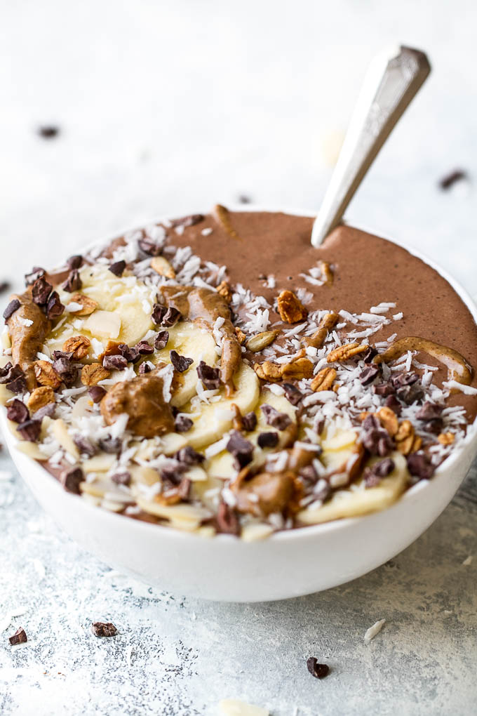 This creamy Chocolate Banana Oatmeal Smoothie Bowl has that stick-to-your-ribs feeling of a bowl of oats and will keep you satisfied for hours with plenty of fiber, plant-based protein, and healthy fat. The perfect vegan and gluten-free breakfast or snack! | runningwithspoons.com