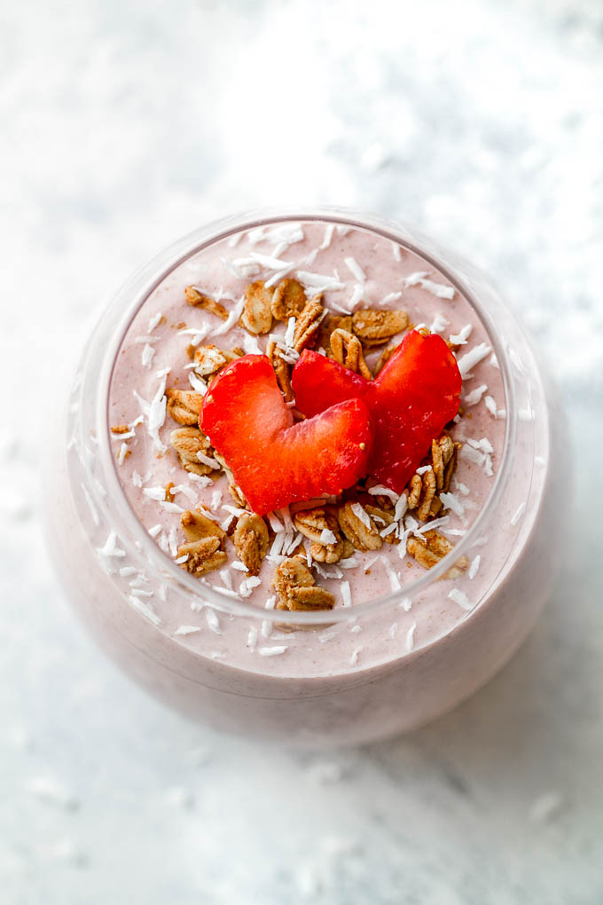 This Strawberry Banana Oat Breakfast Smoothie is guaranteed to keep you satisfied all morning with 20 grams of whole food protein and a good balance of healthy carbs and fats | runningwithspoons.com